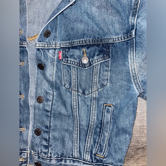 Vintage Levi’s denim jacket - Picture 4 of 9